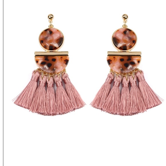 🍂Pink Tassel Earrings 😍 1 Left - Picture 2 of 2